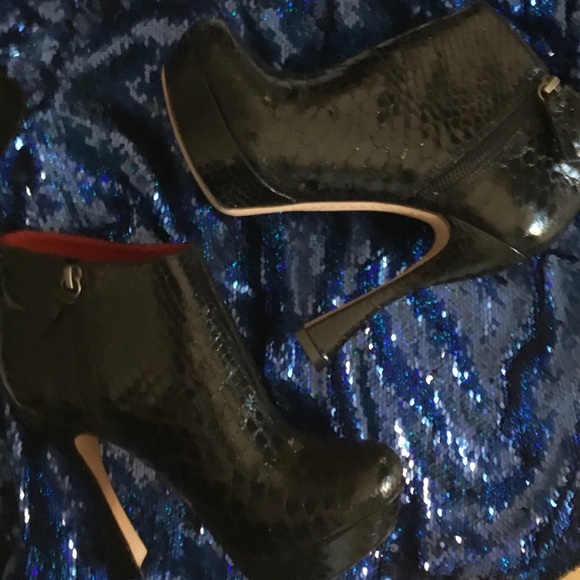 Alice + Olivia Shoes - NWOT Alice + Olivia Leather Scale Booties